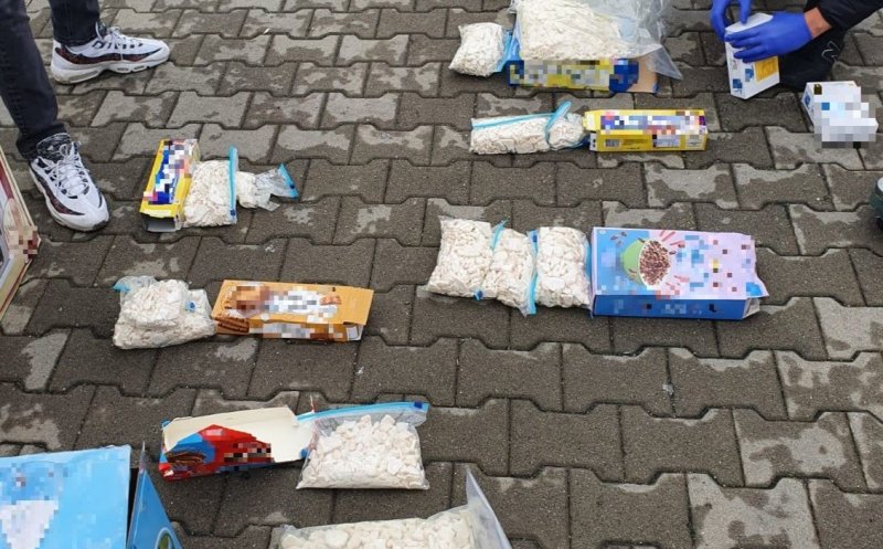 Traficant din Cluj, prins în timp ce ridica un colet cu peste 11 kg de droguri. Veneau din Olanda în cutii de cereale