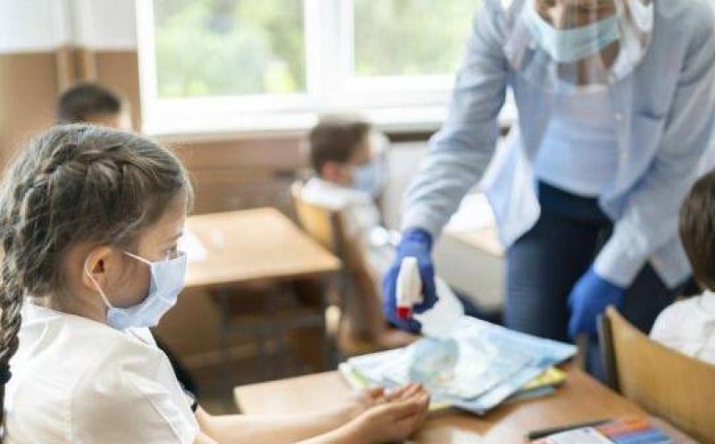 Epidemiolog, critică dură la adresa autorităţilor: "Se dă foc şcolilor pentru a se menţine deschise birturile"