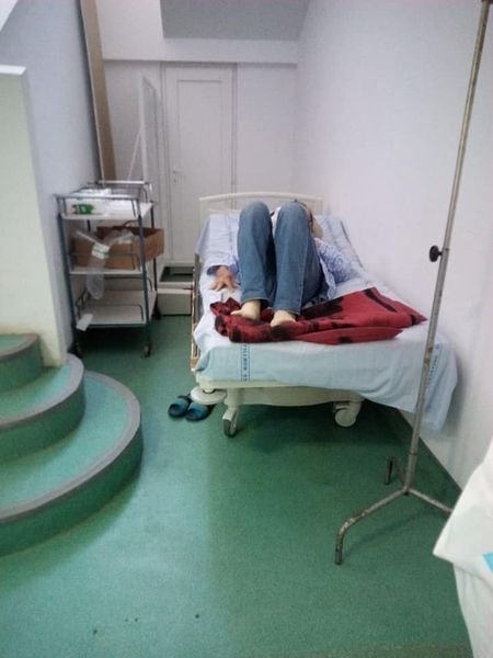 Pacienți COVID trataţi pe HOLURILE spitalului. "Pentru ce plătim CAS toată viaţa?"