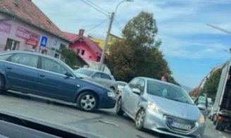 Două mașini, “șifonate” serios în centrul Clujului.. din neatenție și grabă