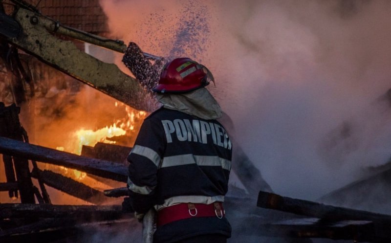 Incendiu de proporții în Cluj. O casă a fost curpinsă de flăcări din cauza hornului