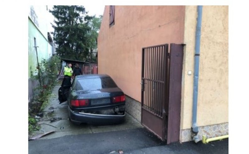Un șofer din Cluj a rupt poarta unei case iar apoi și-a abandonat mașina în curte