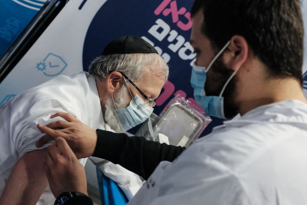 Israelul spune că a depăşit valul 4 cu ajutorul dozei 3