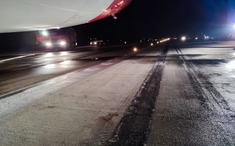 Aeroportul din Cluj este momentan ÎNCHIS/ Peste 100 de pasageri au fost evacuați în urma incendiului