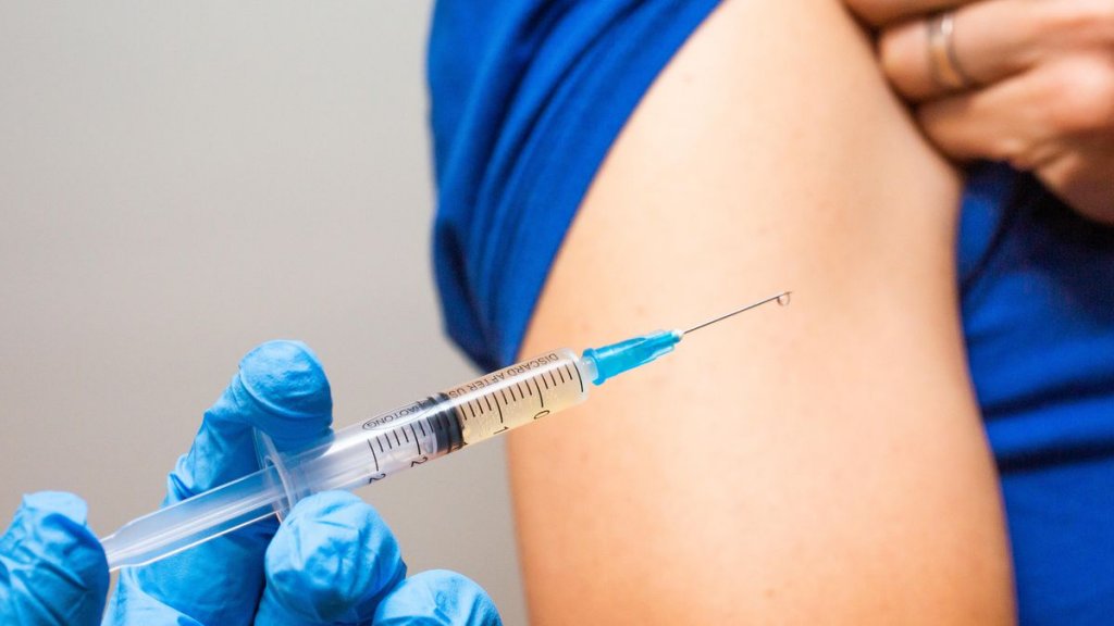 Clujenii nevaccinați prind curaj: peste 1.600 s-au vaccinat ieri cu doza I/ 30.000 de clujeni și-au făcut deja booster-ul