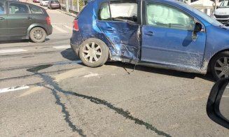 Accident cu trei mașini pe Muncii. Una s-a răsturnat