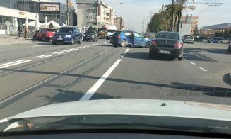 Accident cu trei mașini pe Muncii. Una s-a răsturnat