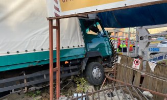 Pericol de explozie în Cluj-Napoca: A intrat cu tirul direct într-o conductă de gaz, în Cipariu