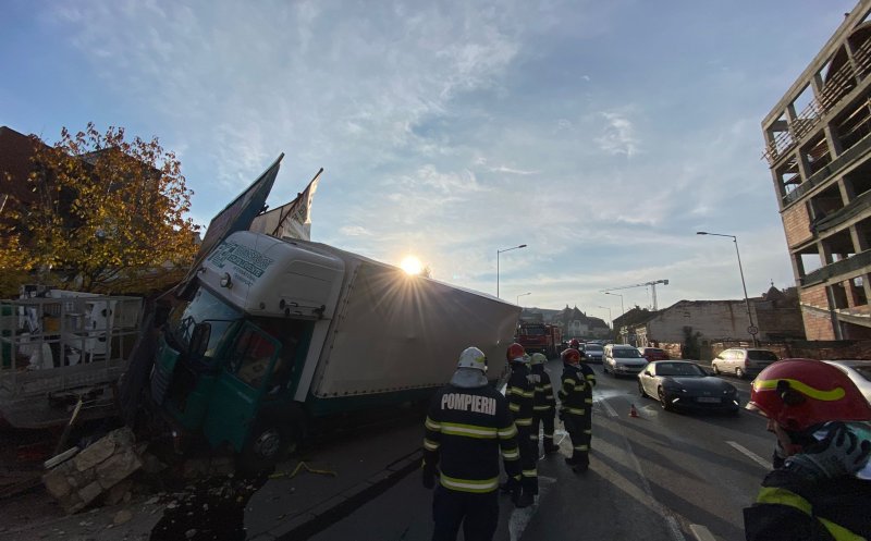 Pericol de explozie în Cluj-Napoca: A intrat cu tirul încărcat cu cherestea direct într-o conductă de gaz, în Cipariu