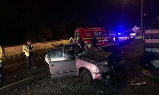 ACCIDENT grav la Cluj: S-a izbit cu maşina de parapeţii de pe Calea Turzii. A fost extras de echipajul de descarcerare