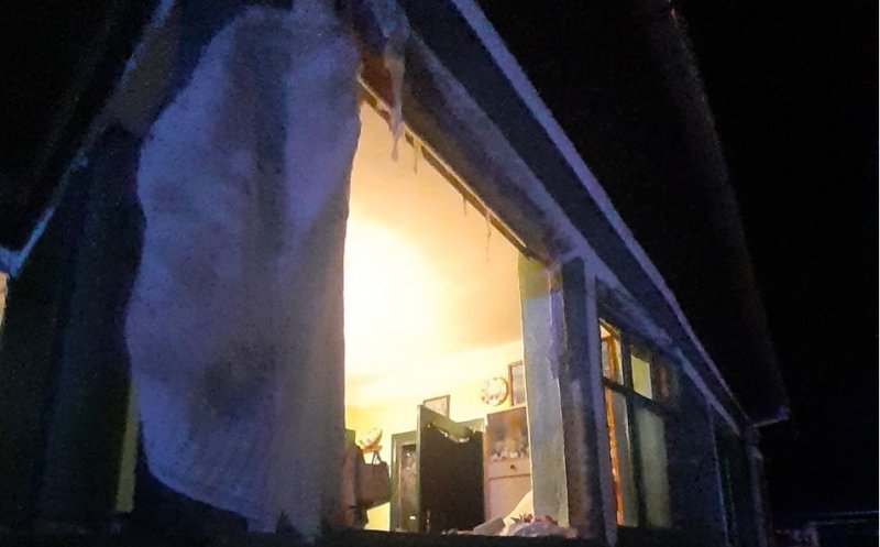Doi bătrâni de 90 de ani din Sic, răniți grav după o explozie în propria casă