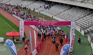 Pista stadionului, plină de lume la maratonul din weekend. Între timp, tribunele stau închise. "Opriți ipocrizia și dați drumul la spectacol!!!"