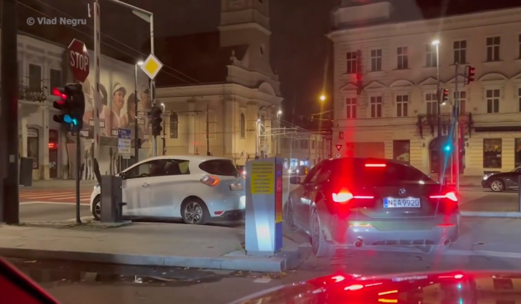 Cum a furat locul de parcare din centrul Clujului şoferul unui bolid de lux