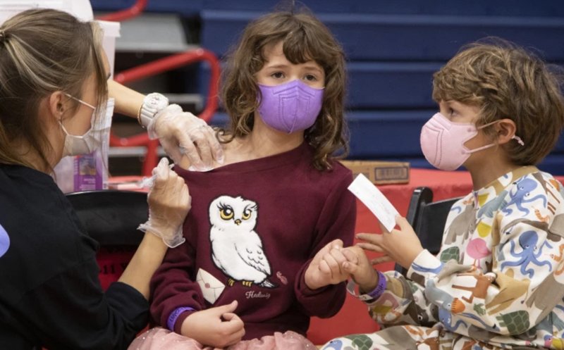 Bullying-ul din cauza vaccinării sau a nevaccinării se răspândeşte în şcolile din România