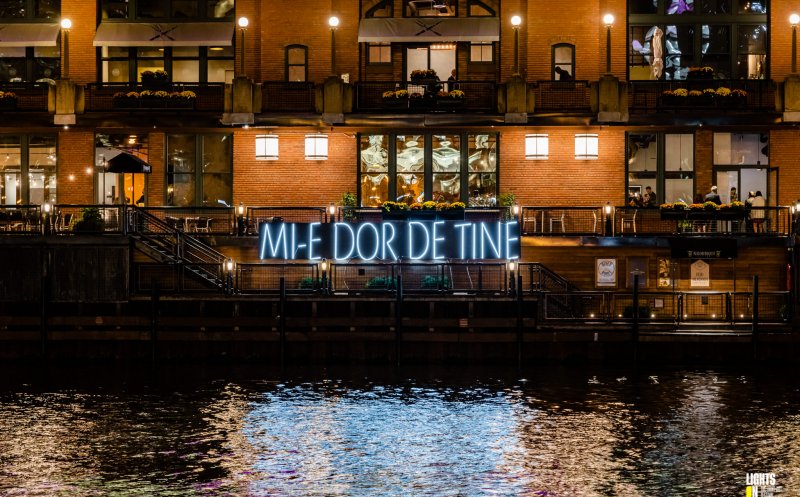 Instalația de lumină “Mi-e Dor de Tine” generează emoții în inima celei mai mari comunități de români din Statele Unite ale Americii