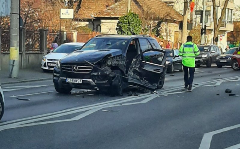 Accident în lanț, în centrul Clujului. Sunt avariate șase mașini. Un bolid de lux, făcut praf