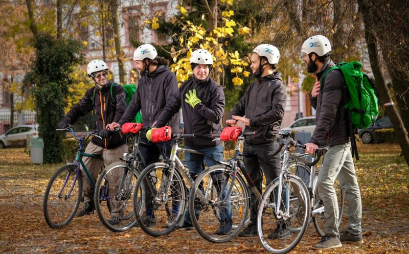 „Prim ajutor pe două roți” – programul ce dă curierilor pe bicicletă o nouă utilitate în trafic