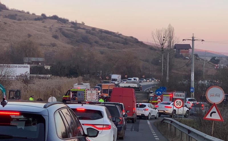 Cluj: Accident între Feleacu și Vâlcele. Un șofer a intrat cu mașina într-un camion