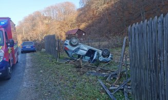 Mașină răsturnată pe un drum din Cluj. Șoferița a scăpat ca prin minune