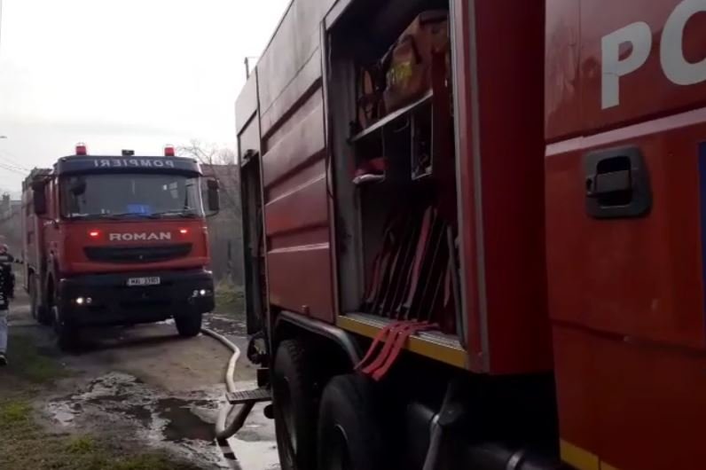 Casă cuprinsă de flăcări într-o localitate din Cluj. Tânăr cu arsuri, transportat la spital