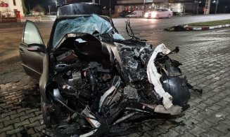 ACCIDENT în Cluj: Un şofer de 19 ani şi-a făcut maşina praf ratând o curbă. A ajuns la spital împreună cu pasagerul din dreapta