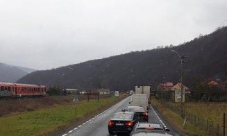 Accident pe Cluj - Oradea. Un microbuz a intrat într-un stâlp