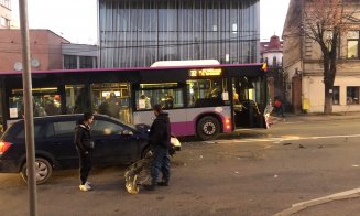 Accident în Piaţa Cipariu din Cluj-Napoca. S-a luat la trântă cu autobuzul CTP
