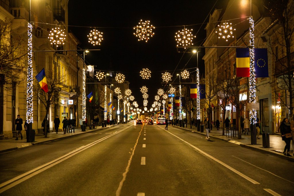 S-au aprins luminițele festive la Cluj! Vezi cum arată orașul în haine de sărbătoare