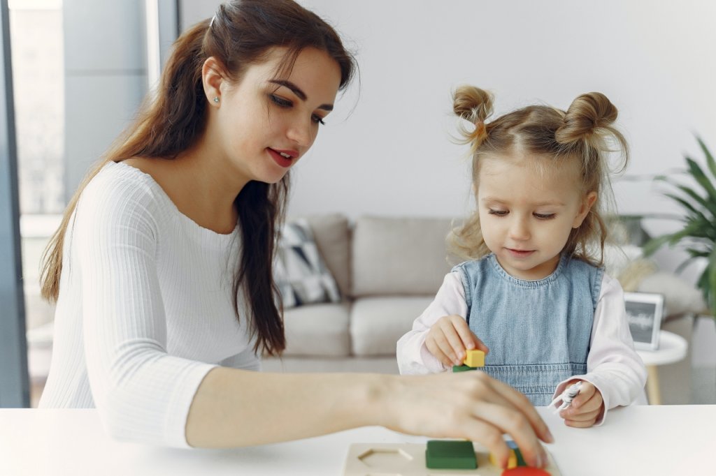 Babysitting cu vaccin. Cât plătesc clujenii pentru o bonă în pandemie