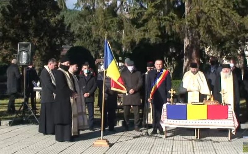 Unde a duduit în boxe "Trei culori cunosc pe nume", înainte de "Deașteaptă-te, române!" în 1 Decembrie