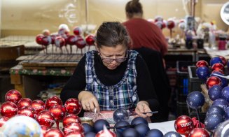 "Spiridușii de la Cluj". Povestea fabricii de globuri care împodobește brazii de Crăciun de pe toate continentele