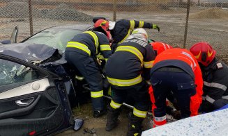Accident cu răniți pe un drum din Cluj. Un tânăr a rămas încarcerat