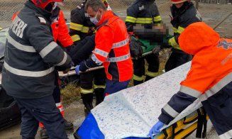 Accident cu răniți pe un drum din Cluj. Un tânăr a rămas încarcerat