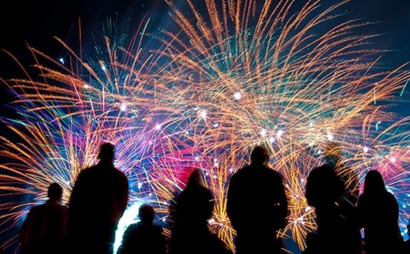 Liber la PETRECERI de Sărbători! Fără limită de participanţi în exterior şi restaurante deschise toată noaptea