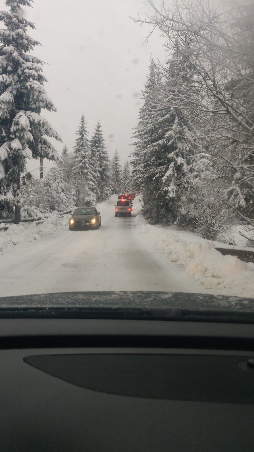 Atenție, șoferi! Se circulă în condiții de iarnă la Băișoara: „Nu veniți fără lanțuri”