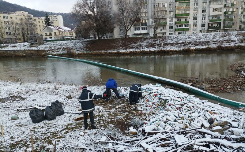 80 de saci de gunoi de gunoi, ridicați zilnic de la barajul din Grigorescu