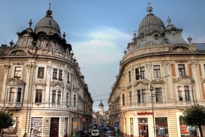 „Strada în oglindă”. Povestea clădirilor-gemene de pe Iuliu Maniu
