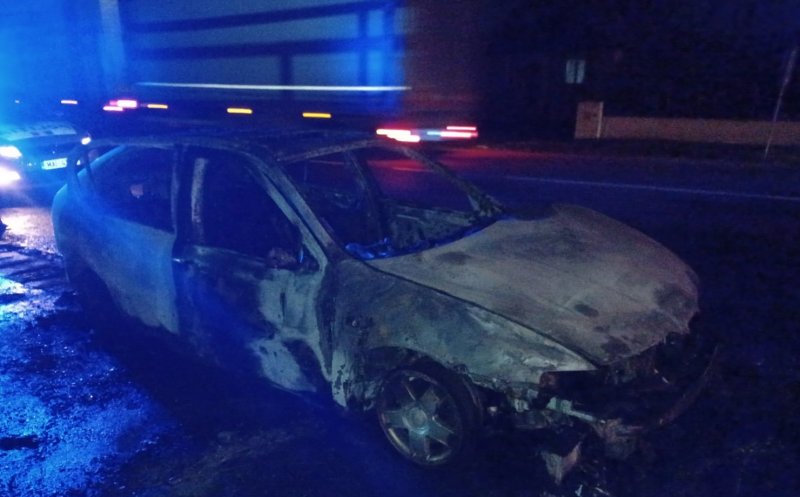 O maşină s-a făcut scrum pe o şosea din Cluj. Pompierii au stabilit cauza probabilă a incendiului