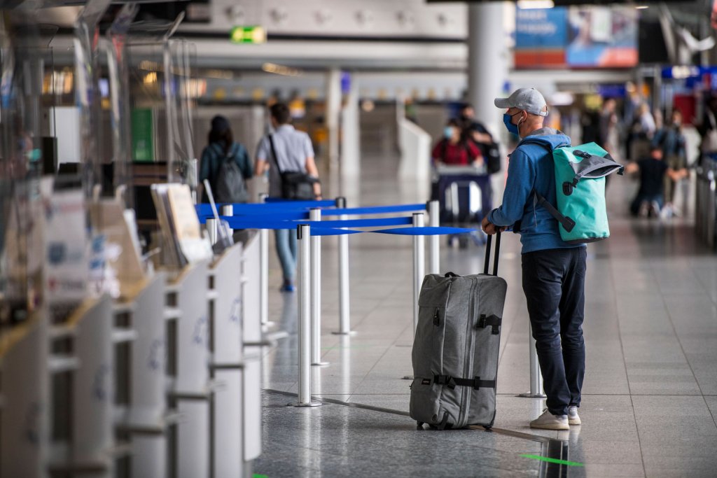 Peste 100.000 de persoane au generat PLF-ul pentru intrarea în România. Cum se completează documentul