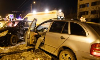 ACCIDENT în Cluj. Coliziune cu victime în sensul giratoriu de pe Fabricii. Două mașini, făcute praf