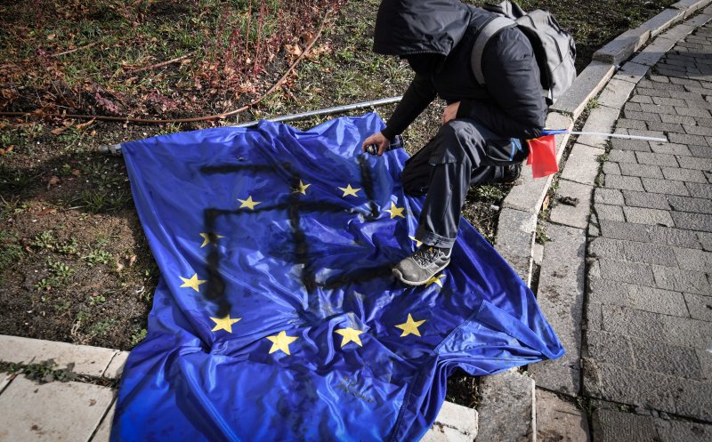 SVASTICA, desenată de un protestatar AUR pe drapelul Uniunii Europene