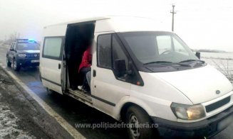 Șofer clujean, prins în timp ce transporta 32 de migranți ilegali