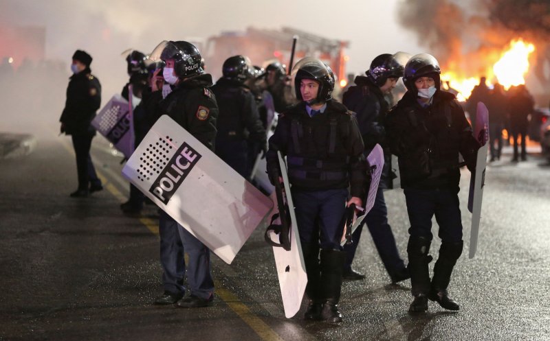 Zeci de angajaţi ai companiei de medicamente Terapia Cluj, blocaţi în mijlocul protestelor violente din Kazahstan