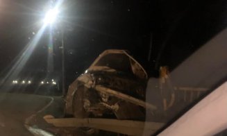 Accident în sensul giratoriu de la Luna. O mașină s-a făcut zob