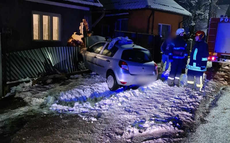 Accident în Gilău. O mașină a intrat într-o casă