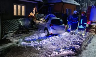 Accident în Gilău. O mașină a intrat într-o casă