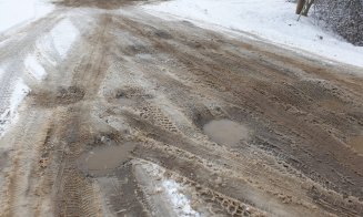 Drumul din Cluj care arată ca după bombardament. "Nimeni nu îşi dă interesul să îl repare de mai bine de 10 ani"