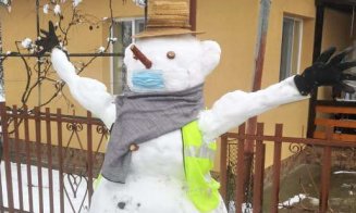 A apărut la Cluj omul de zăpadă cu masca de protecţie chirurgicală