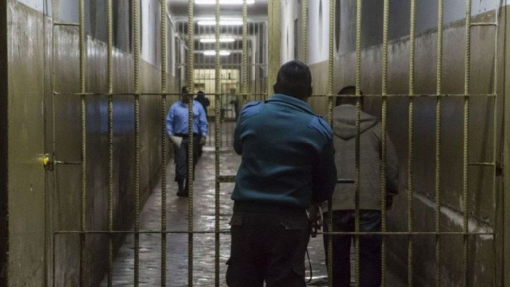 TENTATIVĂ DE OMOR: Un deținut periculos de la Penitenciarul Gherla a încercat să-l înjunghie  pe  un ofițer cu un cuțit improvizat