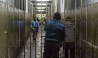 TENTATIVĂ DE OMOR: Un deținut periculos de la Penitenciarul Gherla a încercat să-l înjunghie  pe  un ofițer cu un cuțit improvizat